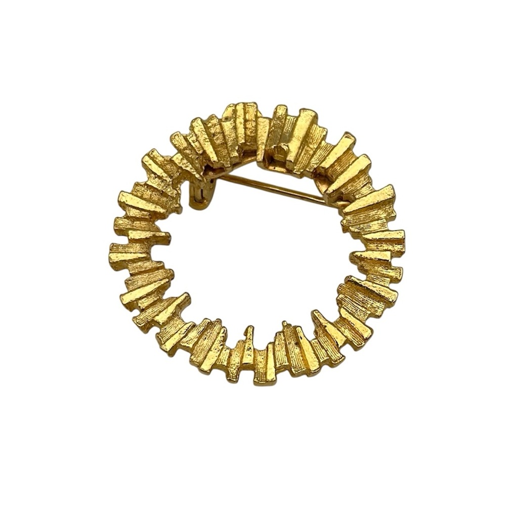 Vintage Gold Tone Textured Openwork Wreath Round Fashion Brooch Pin